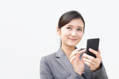 bir akıllı telefon kullanan iş kadın