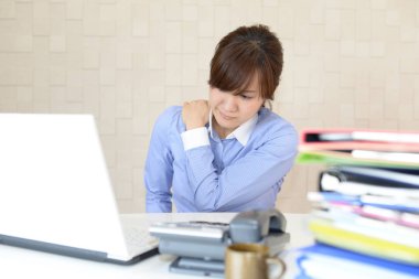 Omuz ağrısı olan iş kadını.