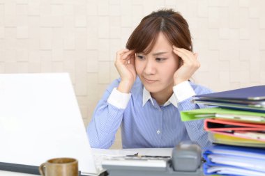 baş ağrısı olan bir iş kadını