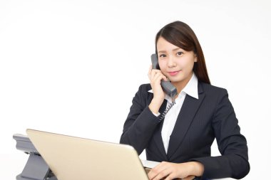 Telefonu olan bir iş kadını.