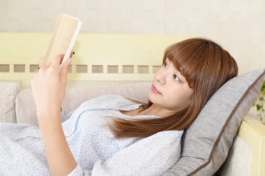 Kitap okuyan bir kadın.