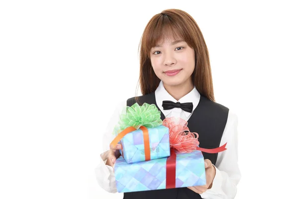 Lächelnde Asiatische Kellnerin Mit Geschenken — Stockfoto