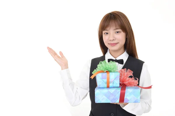 Lächelnde Asiatische Kellnerin Mit Geschenken — Stockfoto