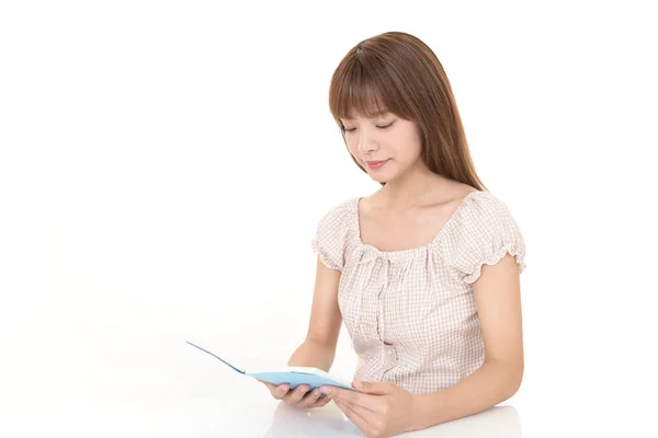 若い女性が本を読んで — ストック写真