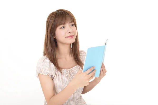 正在看书的年轻女人 — 图库照片