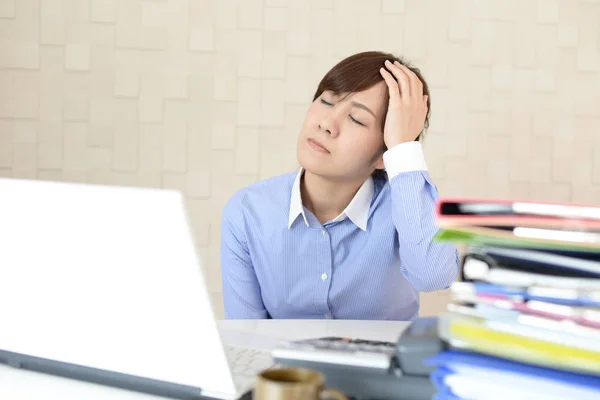 Asiatiska Affärskvinna Känner Sig Trött Och Stressad — Stockfoto