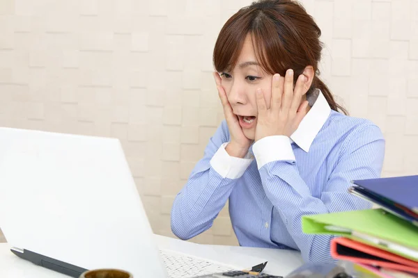 Surprised Female Office Worker Looking Computer Screen — Stock Photo, Image