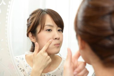 Kırışıklıklar için kontrol kadın