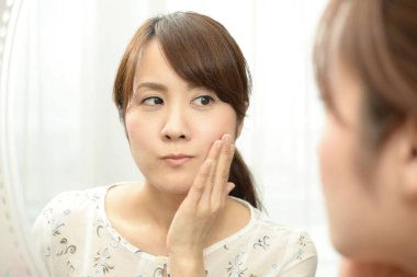 Cilt sorunu olan endişeli bir kadın.