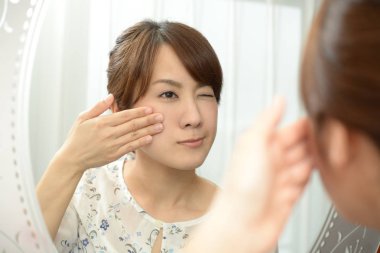 Kırışıklıklar için kontrol kadın