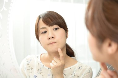 Kadın cildi ile sorunları var