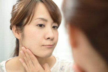 Cilt sorunu olan endişeli bir kadın.