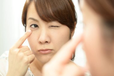 Cilt sorunu olan endişeli bir kadın.