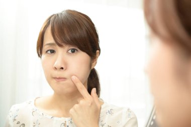 Kırışıklıklar için kontrol kadın