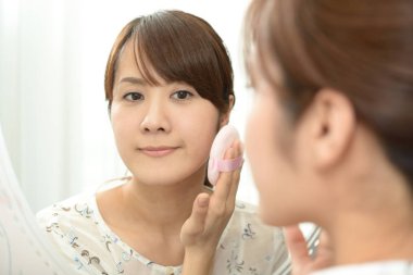 Gülümseyen Asyalı kadın olarak makyaj