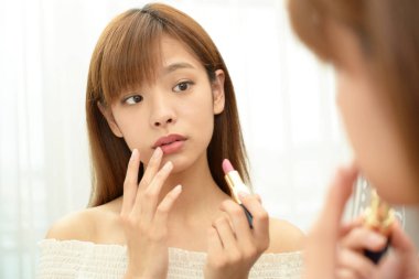 Güzel bir genç kadın olarak makyaj