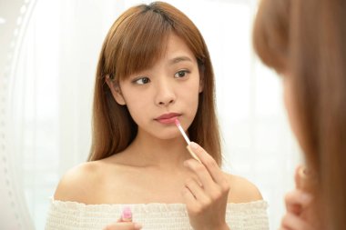 Güzel bir genç kadın olarak makyaj