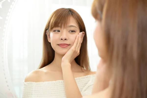 Mujer Asiática Mirando Cara Espejo — Foto de Stock