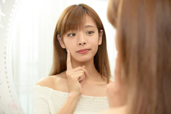 Mujer Asiática Mirando Cara Espejo — Foto de Stock