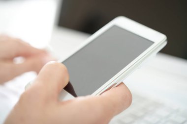 Bir akıllı telefon kullanarak yakın çekim kadın ele