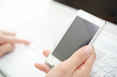 Bir akıllı telefon kullanarak yakın çekim kadın ele