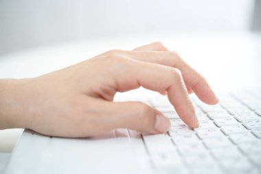 Dizüstü bilgisayar kullanan kadın el ele