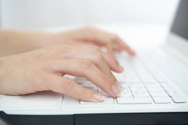 Dizüstü bilgisayar kullanan kadın el ele