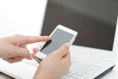 İki el ile akıllı telefon sohbet kadın