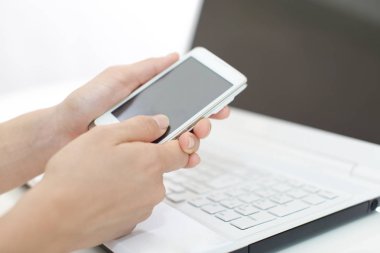 İki el ile akıllı telefon sohbet kadın