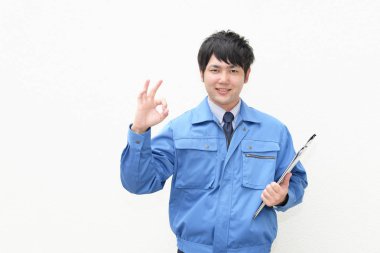 Beyaz arka plan üzerinde izole gülümseyen Asya alt