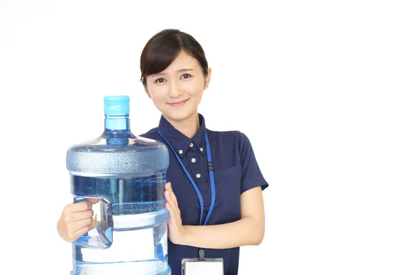 水の容器と女性労働者 — ストック写真