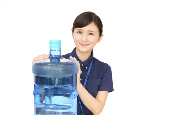 Kvinnlig Arbetstagare Med Behållare Med Vatten — Stockfoto