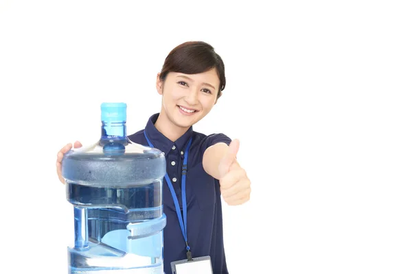 水の容器と女性労働者 — ストック写真