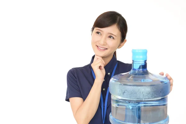 Kvinnlig Arbetstagare Med Behållare Med Vatten — Stockfoto