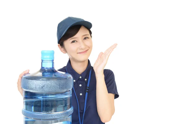 水の容器と女性労働者 — ストック写真