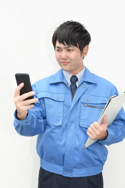 Trabajador Sonriente Sosteniendo Teléfono Inteligente — Foto de Stock