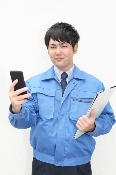 Travailleur Souriant Tenant Téléphone Intelligent — Photo
