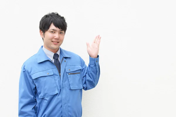 Sonriente Asiático Hombre Trabajador Vistiendo Azul Uniforme — Foto de Stock
