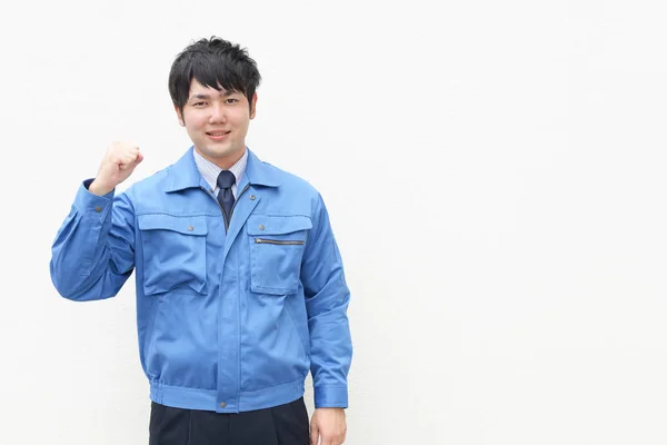 Sonriente Asiático Hombre Trabajador Vistiendo Azul Uniforme — Foto de Stock