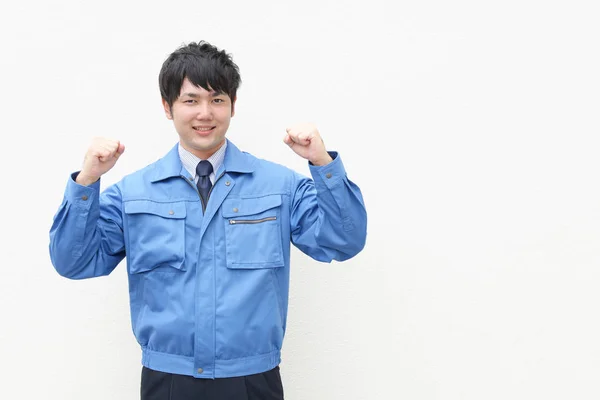 Sonriente Asiático Hombre Trabajador Vistiendo Azul Uniforme — Foto de Stock