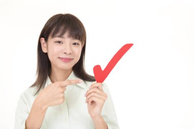 Bir onay işareti olan kadın