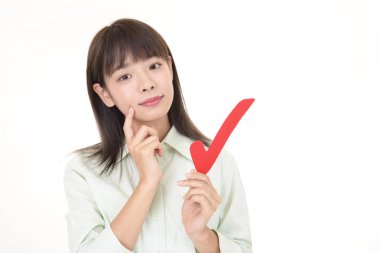 Bir onay işareti olan kadın