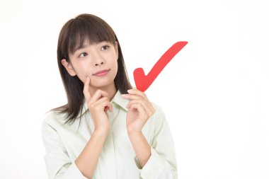 Bir onay işareti olan kadın