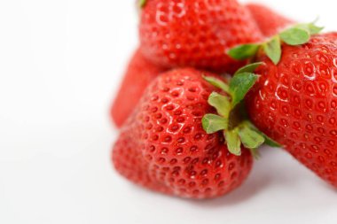 Beyaz arka planda izole edilmiş taze çilekler.