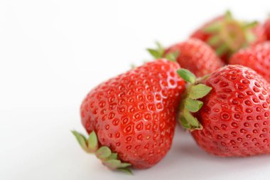 Beyaz arka planda izole edilmiş taze çilekler.