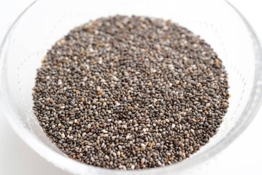 Bir kase içinde siyah chia tohum