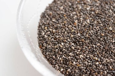 Bir kase içinde siyah chia tohum