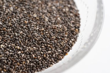 Bir kase içinde siyah chia tohum