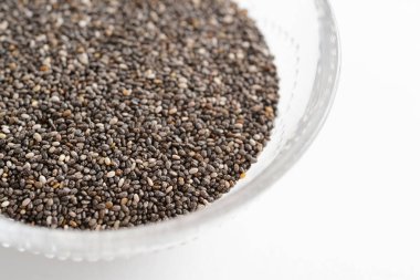 Bir kase içinde siyah chia tohum