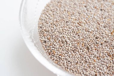 Bir kasede beyaz chia tohum